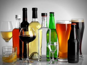 Supporting image for story: Health experts explain what happens to your body when you drink too much booze