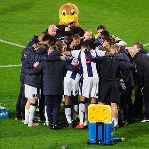 Baggie Bird in the team huddle against Villa in the play-offs