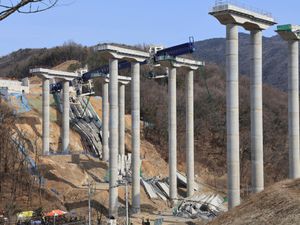 Supporting image for story: Four dead after elevated parts of highway being built in South Korea collapse