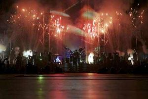 Supporting image for story: Nickelback back and it's a blast