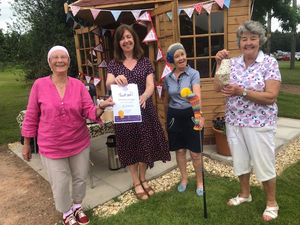 Supporting image for story: Golfers chip in with cash for cancer wigs