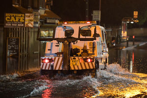 Drivers negotiate flooding in Leabrook Road in Tipton. Photo: SnapperSK