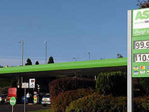 Supporting image for story: Big stores join petrol price war