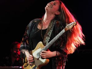 Supporting image for story: Joanne Shaw Taylor back to Black Country roots at Robin 2 show - review and pictures