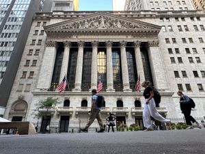 Supporting image for story: Wall Street extends losses as technology and energy stocks fall