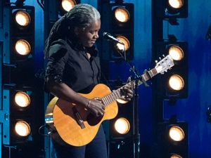 Supporting image for story: Tracy Chapman serenades Grammy audience with moving rendition of Fast Car