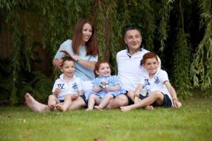 Margot with her parents and brothers