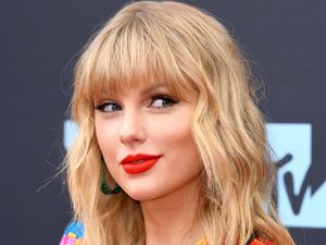 Supporting image for story: Taylor Swift thrills fans at a Belfast bar