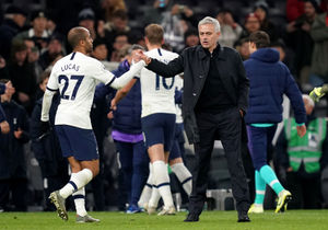 Tottenham Hotspur's Lucas Moura shakes hands with manager Jose Mourinho