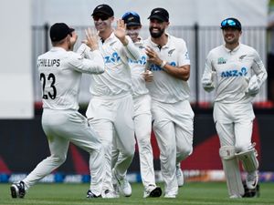 Supporting image for story: England struggle in Hamilton as New Zealand dominate third Test