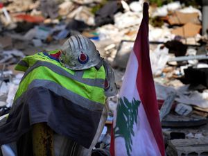 Supporting image for story: Further flights planned for Britons to flee Lebanon