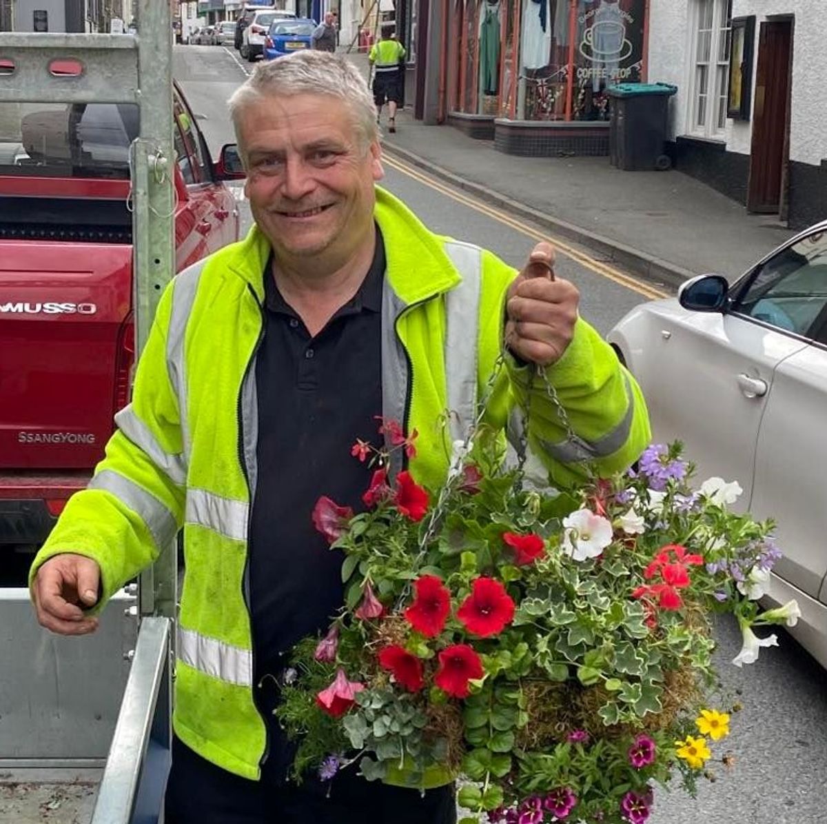 Bracket strength testing on hanging baskets in Builth Wells has been carried out, the town council has been told.