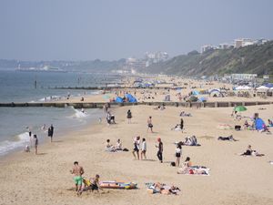 Supporting image for story: Record temperatures expected before thunderstorms bring end to fine weather