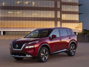 Supporting image for story: New Nissan X-Trail revealed through US-only Rogue