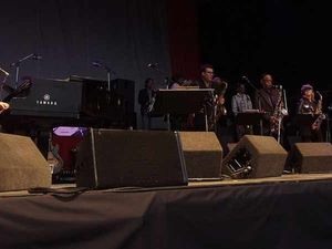 Supporting image for story: Crowds flock to park for Jools Holland gig