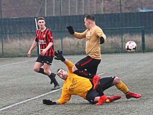 Supporting image for story: Carpenter chips in as United march on