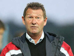 Supporting image for story: Angry Hutchings blasts his players