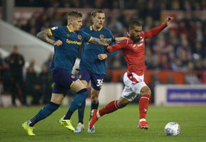 Nottingham Forest's Lewis Grabban (right) and Hull City's Jordy de Wijs battle for the ball