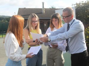 Supporting image for story: Da Iwan - Powys pupils congratulation on exam results 