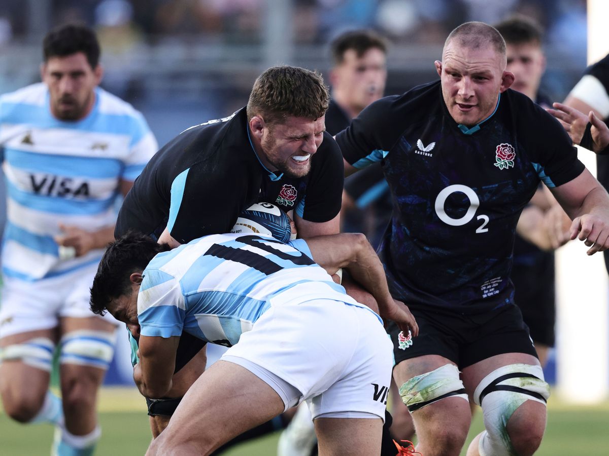 England edge out Argentina with late try