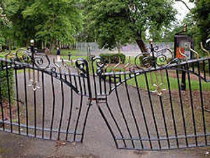 Supporting image for story: Thieves ram car into park gateway