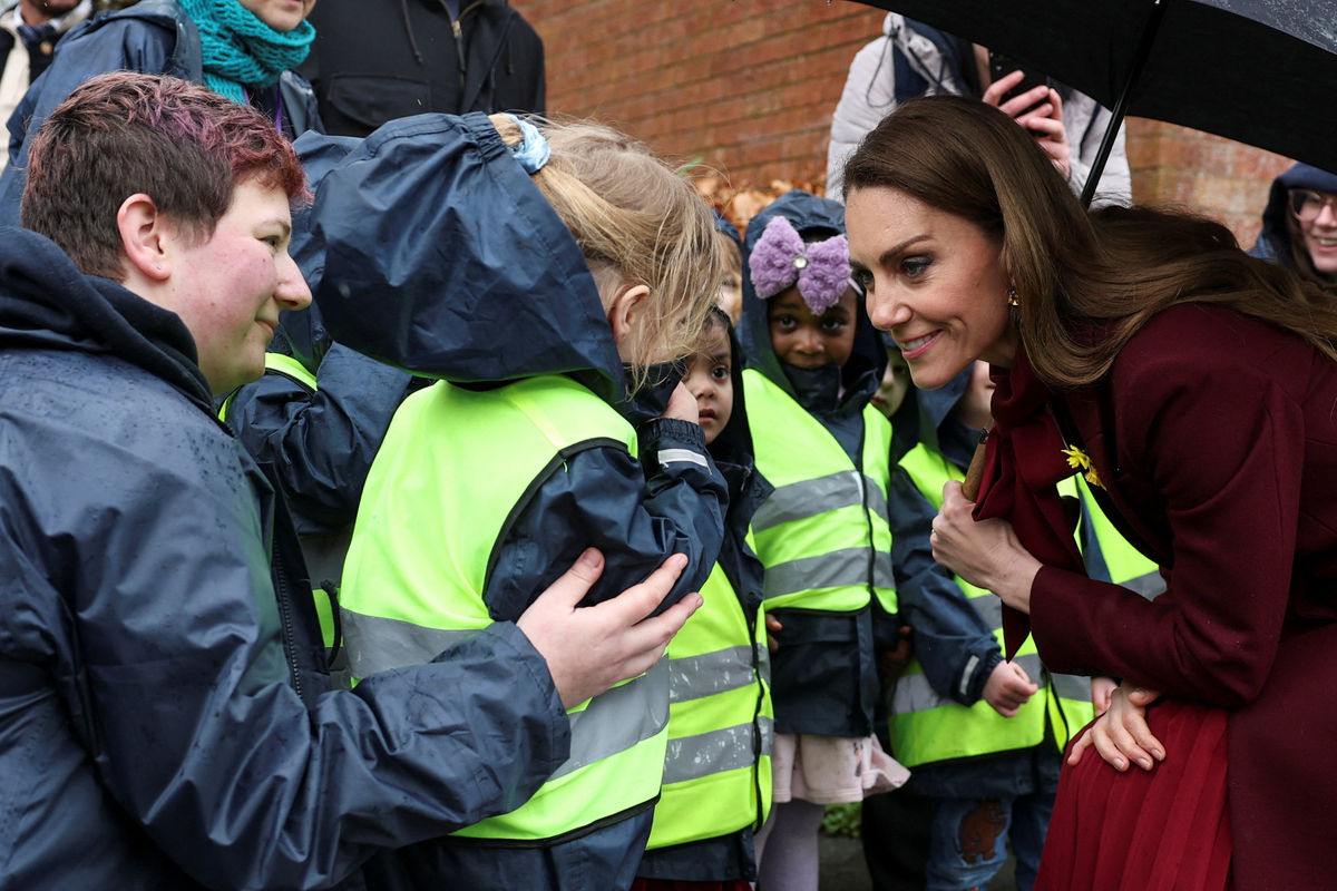 Unscheduled Royal stop as William and Kate brave rain to meet well-wishers in Powys