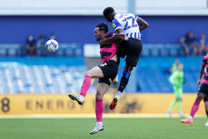 Ryan Bowman of Shrewsbury Town and Chey Dunkley of Sheffield Wednesday. (AMA)