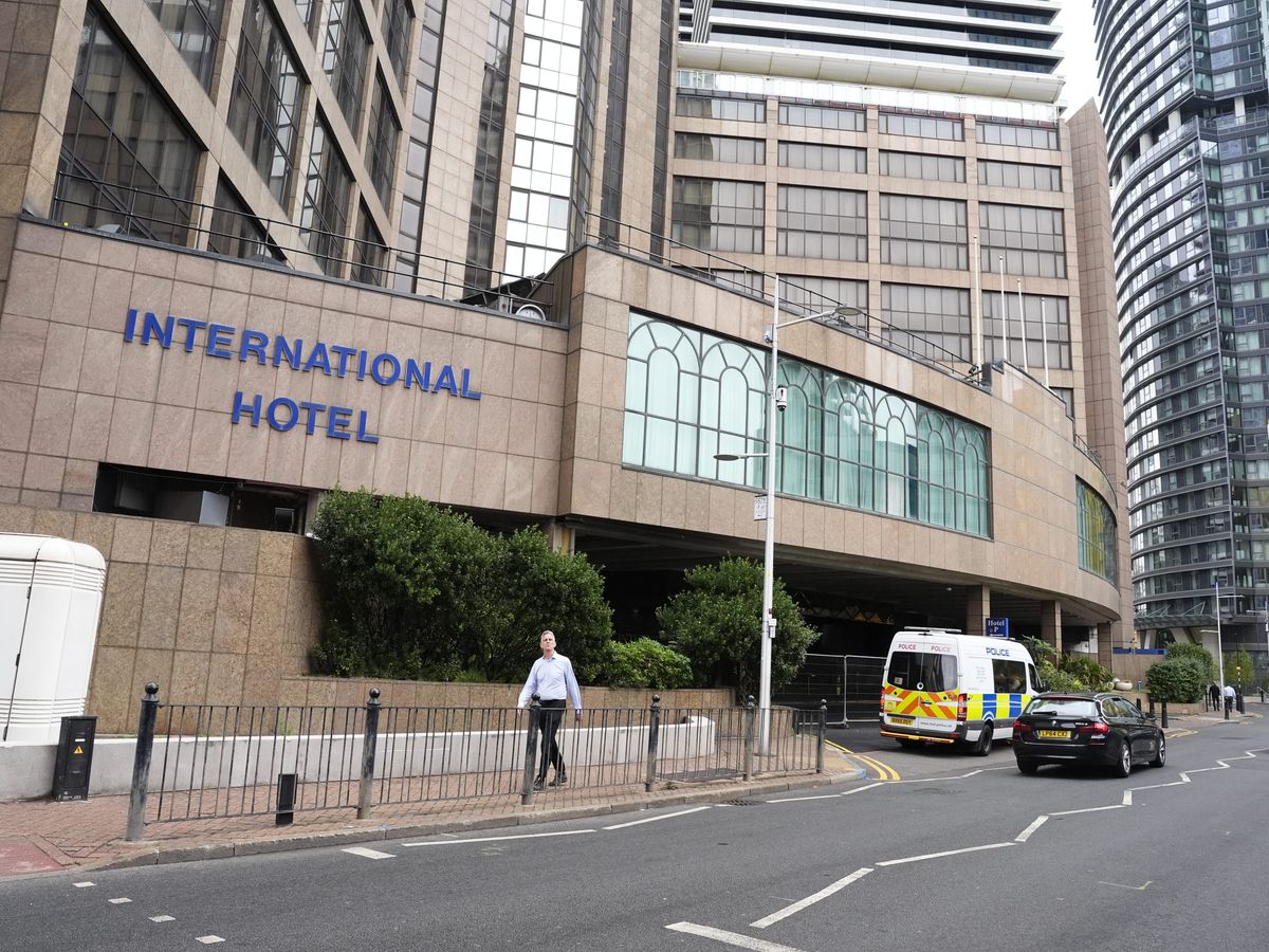 Police make six arrests at asylum hotel protest