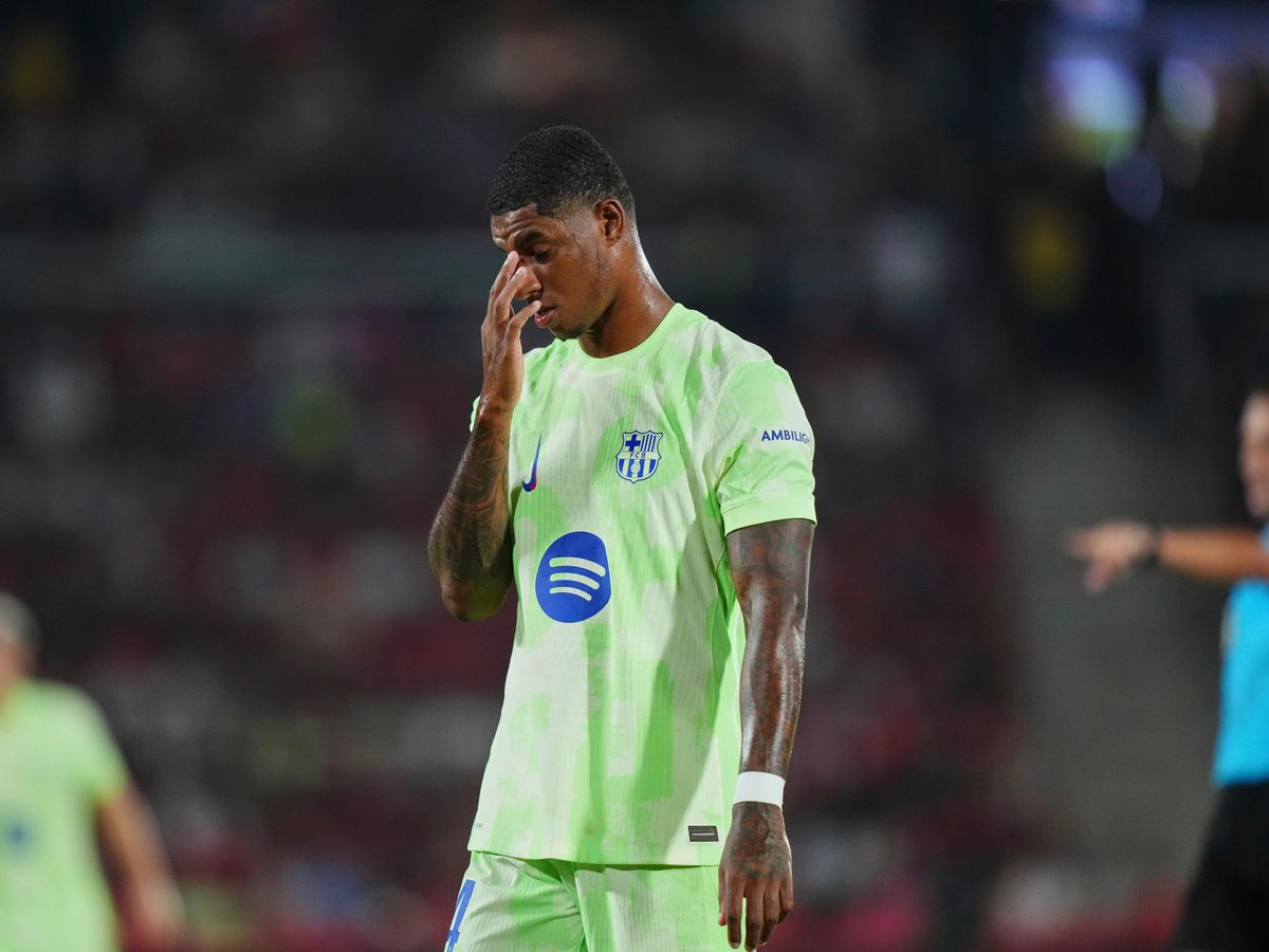 Marcus Rashford&rsquo;s full debut lasts 45 minutes as Barcelona snatch comeback win