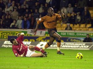 Super Mo flies down the wing.