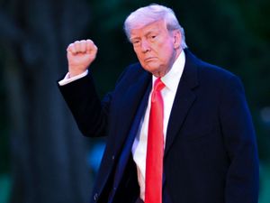 Supporting image for story: Trump threatens 25% import tax on Apple unless iPhones are made in US