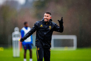 Rob Edwards giving out instructions (Photo by Brett Patzke - WWFC/Wolves via Getty Images)