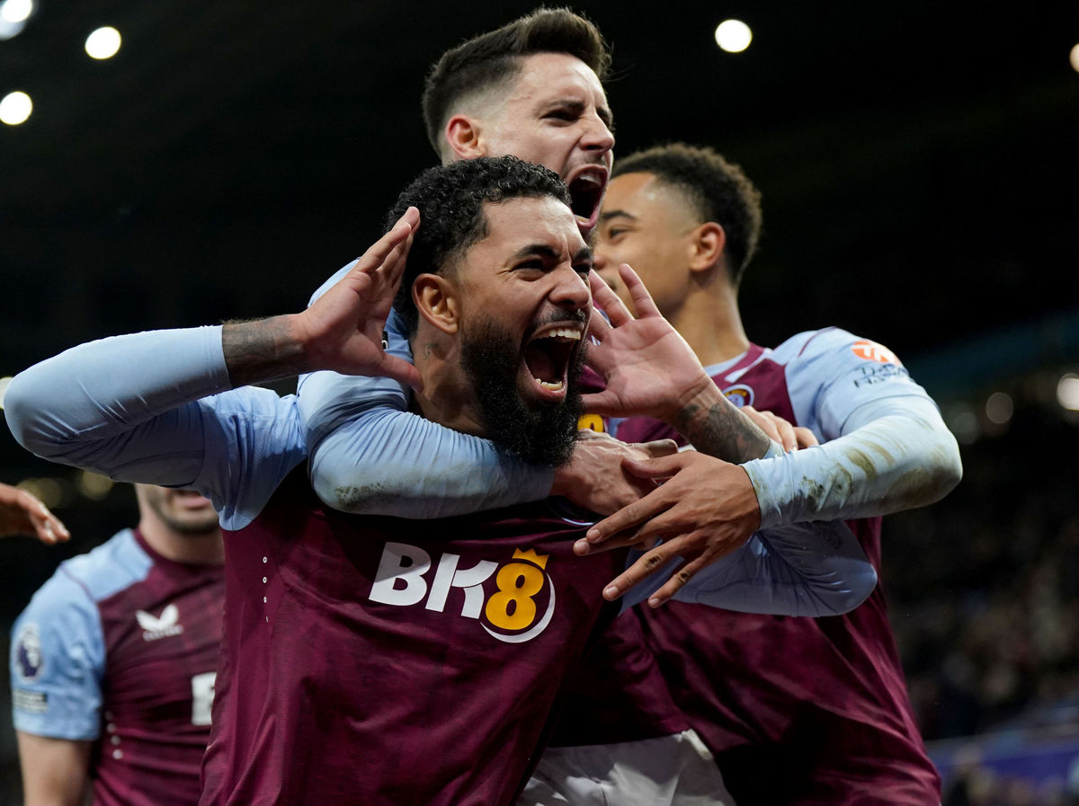 Aston Villa working on shock swoop for former hero ahead of transfer deadline