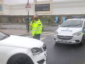 Supporting image for story: Police hunt driver who fled Bentley Bridge crash