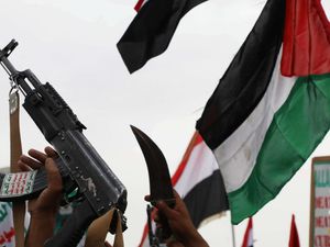 Supporting image for story: Crew members abandon ship after Red Sea attack