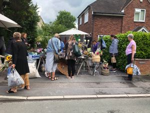 Supporting image for story: Market Drayton enjoys new 'walking market' with stalls on residents' doorsteps