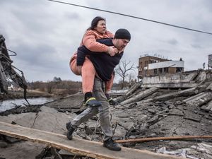 Supporting image for story: Russian attacks halt plans to evacuate Ukrainian civilians