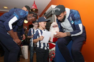 Romaine Sawyers and Kyle Bartley sign autographs. Photo: AMA