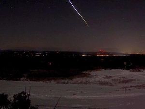 Supporting image for story: Watch a fireball make its way across the sky in this stunning footage