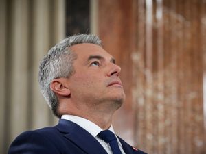 Supporting image for story: Chancellor asked to form new government after parties snub far-right leader