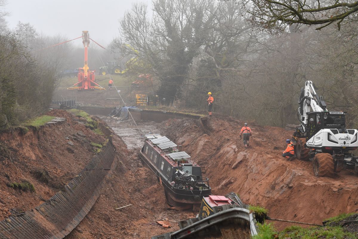 Einsturz des Whitchurch-Kanals: Sehen Sie, wie ein Boot Wochen nach dem ...