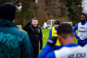 Rob Edwards addressing his players (Photo by Brett Patzke - WWFC/Wolves via Getty Images)