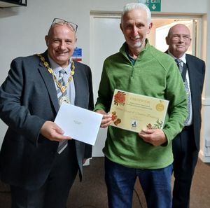 Mike Freed and Candice Danleigh won the Best Patio Display award. Mike (centre) received the award from Mayor Tim Manton (left) and Deputy Mayor Phil Glover