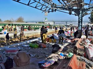 Supporting image for story: Railway station bombing in Pakistan kills at least 17 people