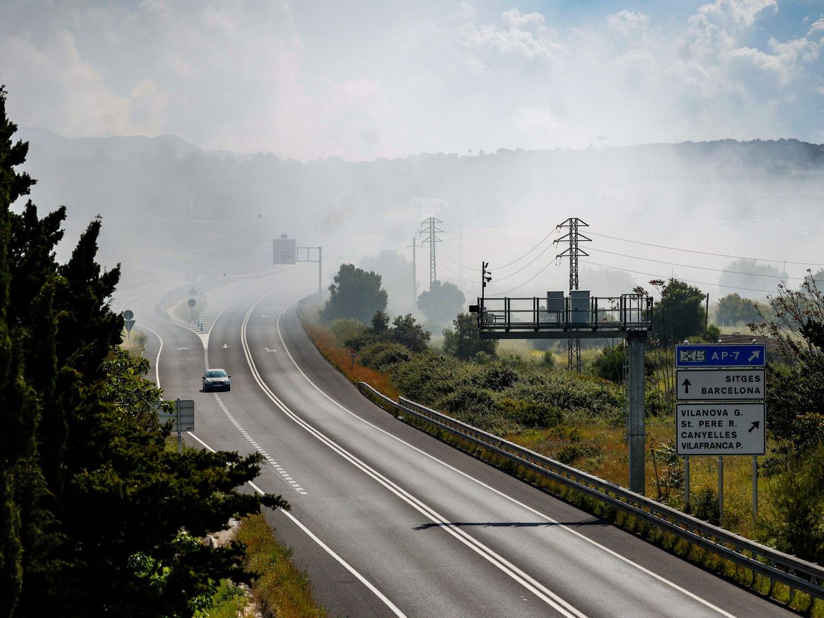 Fire at chemical plant in Spain keeps thousands indoors