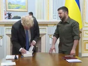 Supporting image for story: Zelensky appears to be fan of the Queen as Boris Johnson gives him royal biography