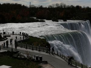Supporting image for story: Mother intentionally went over Niagara Falls with her children, police say