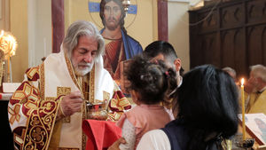 Archbishop Nikitas serves Holy Communion to the congregation. Photo: Alexios Gennaris 