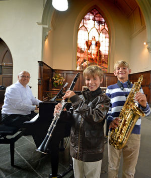 SHREWS PIC MNA PIC  DAVID HAMILTON PIC  SHROPSHIRE STAR 24/8/21 Young musicians Morgan Thompson, aged 9, and (right) Frank Thompson, aged 12, play their instruments with (left) church organist Jeremy Lund, at Saint Alkmunds Church, Shrewsbury..
