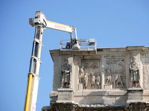 Supporting image for story: Lightning damages Rome’s ancient Constantine Arch during thunderstorm